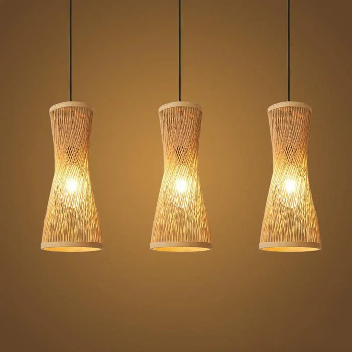 Suspension luminaire en bambou au forme élancée et ondulant

