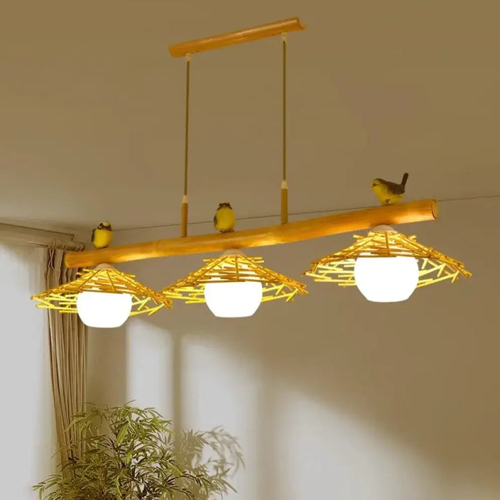 Suspension luminaire volantis en bambou naturel avec trois abat-jour tissés jaune doré et oiseaux décoratifs en figurines