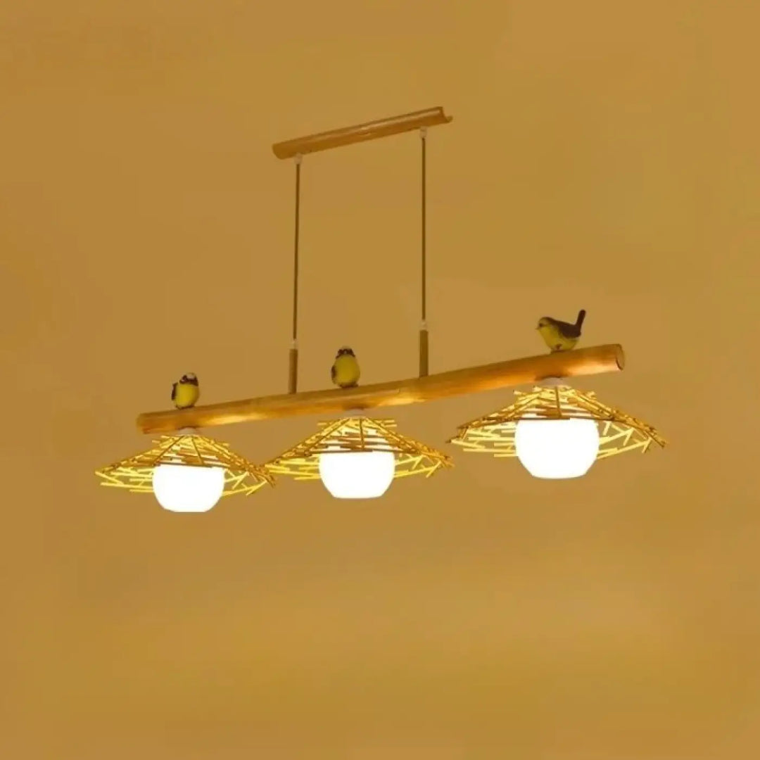 Suspension luminaire volantis en bambou naturel avec trois abat-jours en verre blanc chaud et oiseaux décoratifs en rotin