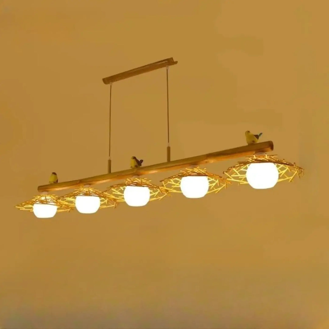 Suspension luminaire volantis en bambou rustique avec quatre ampoules globes blanc chaud dans des nids tissés ornés d oiseaux jaunes