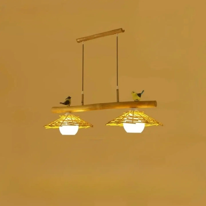 Suspension luminaire volantis en bambou rustique avec deux abat-jours tissés chaud et figurines d’oiseaux décoratives