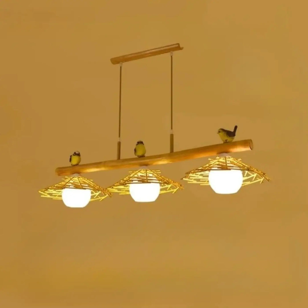 Suspension luminaire volantis en bambou rustique avec trois globes en verre blanc chaud et oiseaux décoratifs
