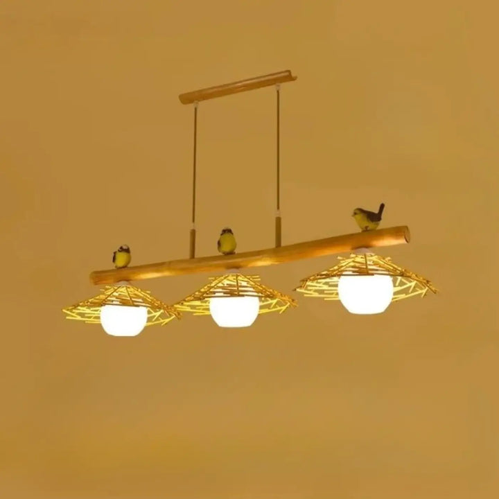 Suspension luminaire volantis en bambou rustique avec trois globes en verre blanc chaud et oiseaux décoratifs