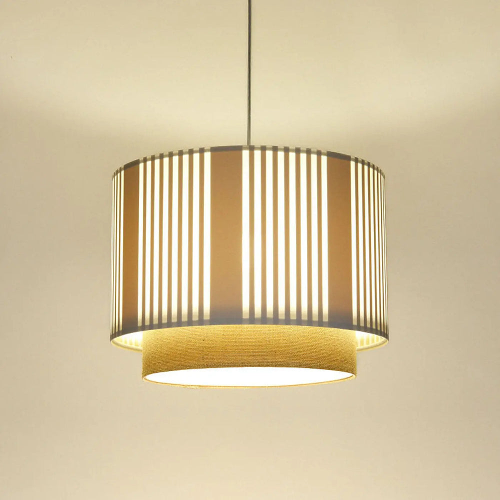 Suspension luminaire beige cylindrique avec lames verticales et base texturée dorée chaude pour éclairage intérieur