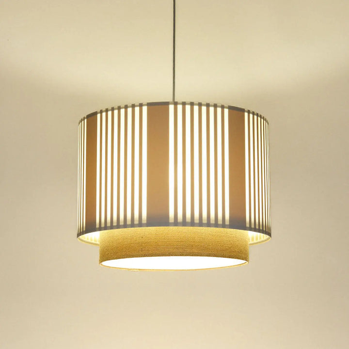 Suspension luminaire beige cylindrique avec lames verticales et base texturée dorée chaude pour éclairage intérieur