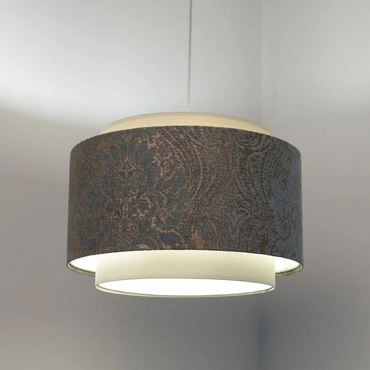 Suspension luminaire doblo avec abat-jour cylindrique tissu gris foncé et motif paisley métallique bleu clair crème écru