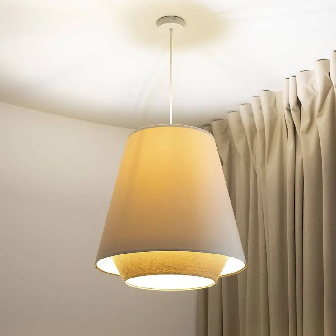 Suspension luminaire doblo beige avec abat-jour en tissu crème tapered et doublure intérieure dorée visible