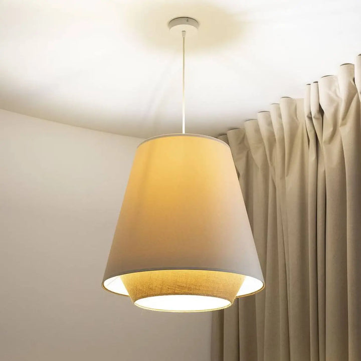 Suspension luminaire doblo beige avec abat-jour en tissu crème tapered et doublure intérieure dorée visible