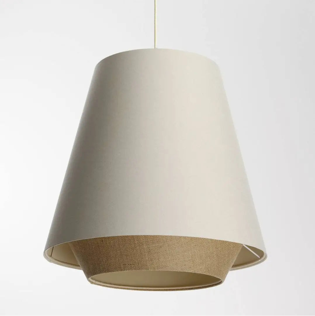 Suspension luminaire beige cremé avec base en tissu texturé naturel et abat-jour supérieur lisse doblo