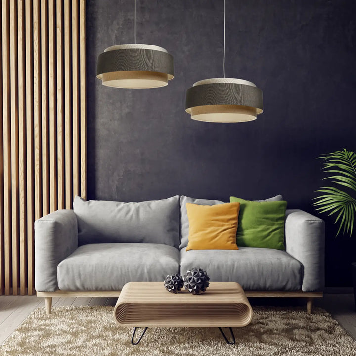 Suspension luminaire doblo boho elegant avec abat-jours gris texturés et cercles intérieurs beige chaud au-dessus du canapé