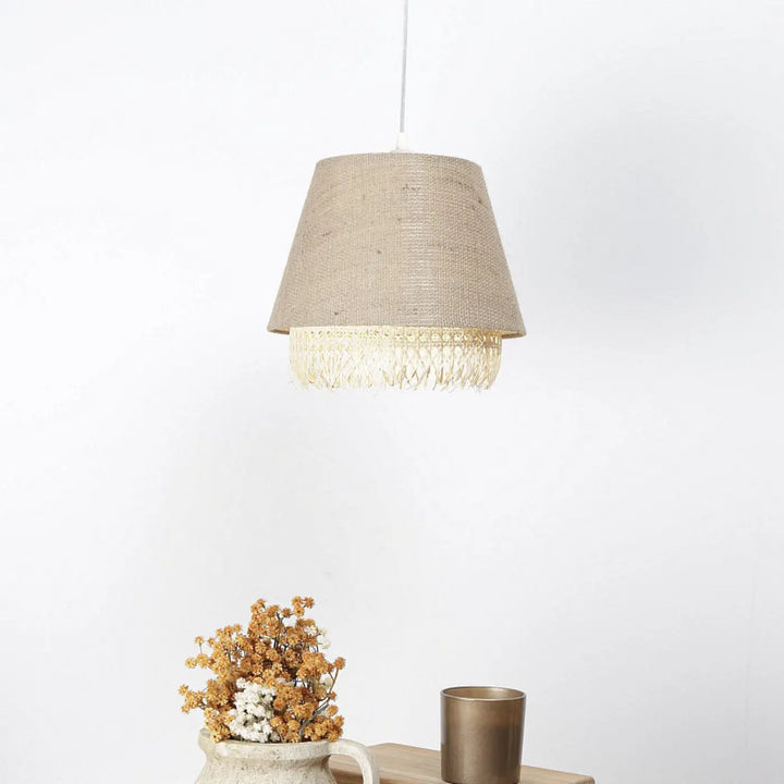 Suspension luminaire beige en rotin avec abat-jour tissé beige et franges délicates pour décoration intérieure