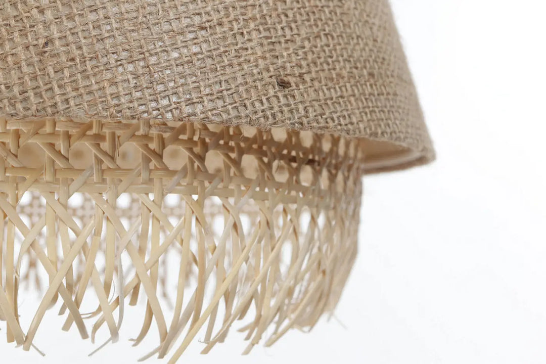 Suspension luminaire beige en fibre naturelle avec abat-jour en toile de jute tressée et franges en rotin complexe