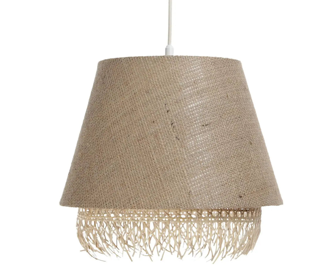 Suspension luminaire beige en jute avec détail de franges tissées pour un éclairage naturel et élégant