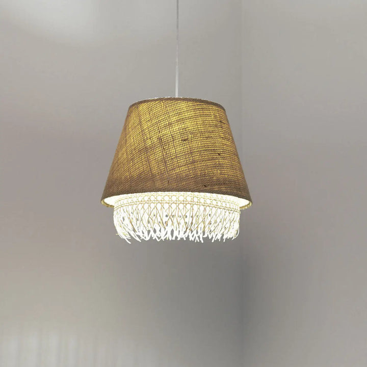 Suspension luminaire beige en rattan avec abat-jour en toile de jute texturée et frange blanche délicate sensei rattan