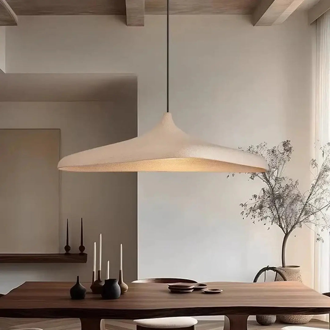 Suspension luminaire blanc crème au design original pour restaurant

