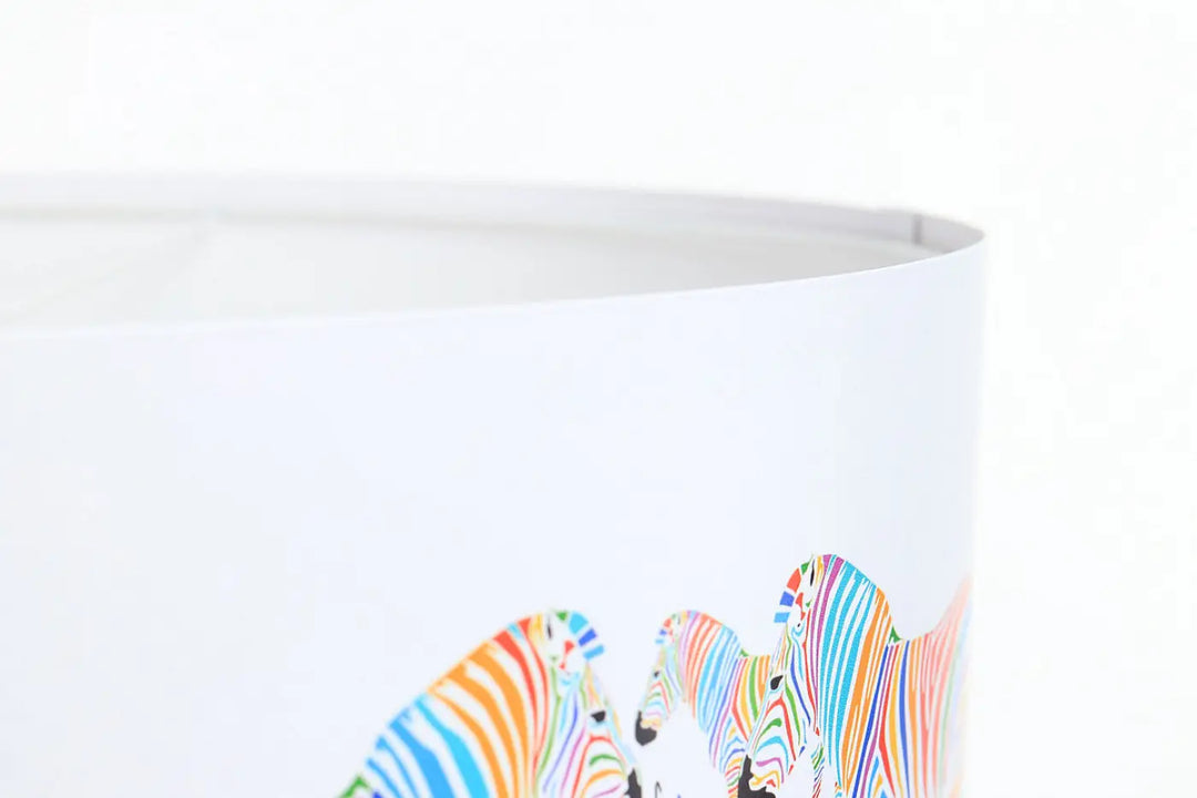 Suspension luminaire blanc avec abat-jour cylindrique en tissu présentant un motif zèbres multicolores éclatants