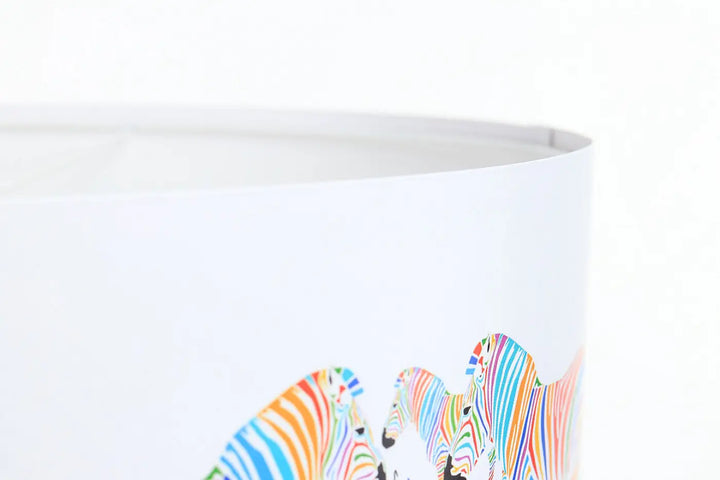 Suspension luminaire blanc avec abat-jour cylindrique en tissu présentant un motif zèbres multicolores éclatants