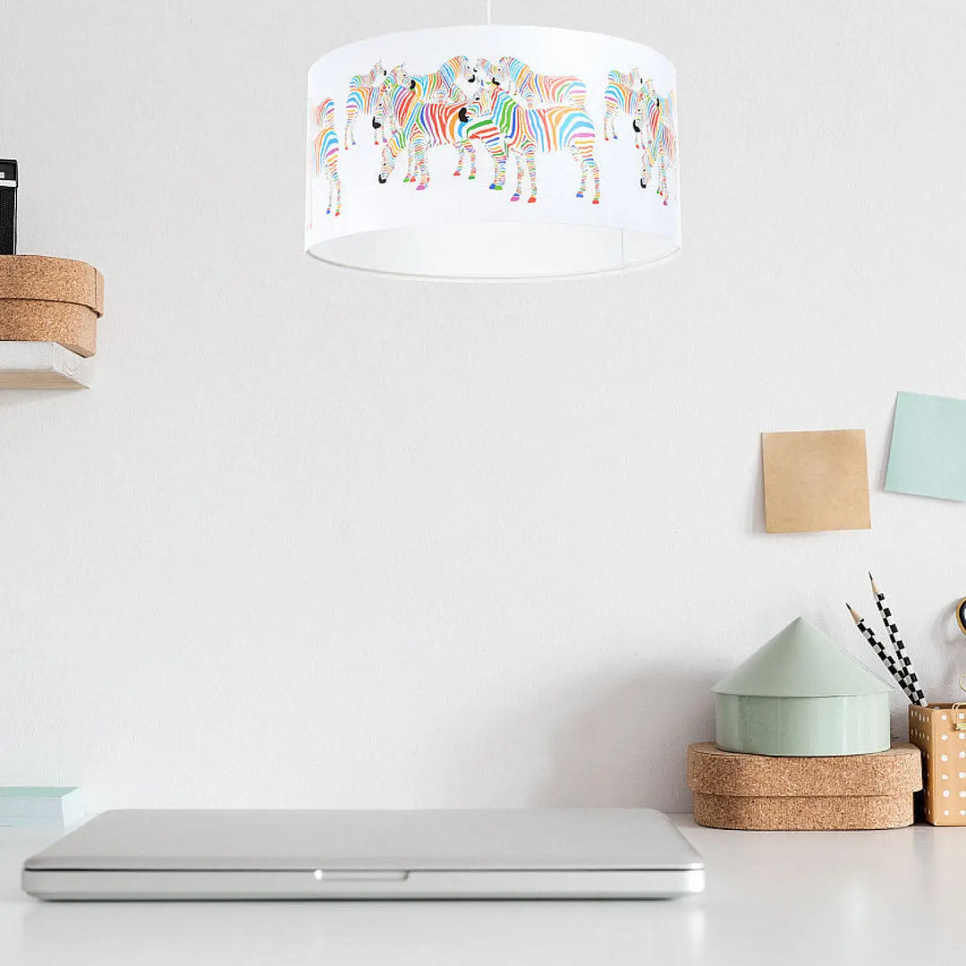 Suspension luminaire blanc avec abat-jour cylindrique orné de zèbres multicolores pour chambre d’enfants