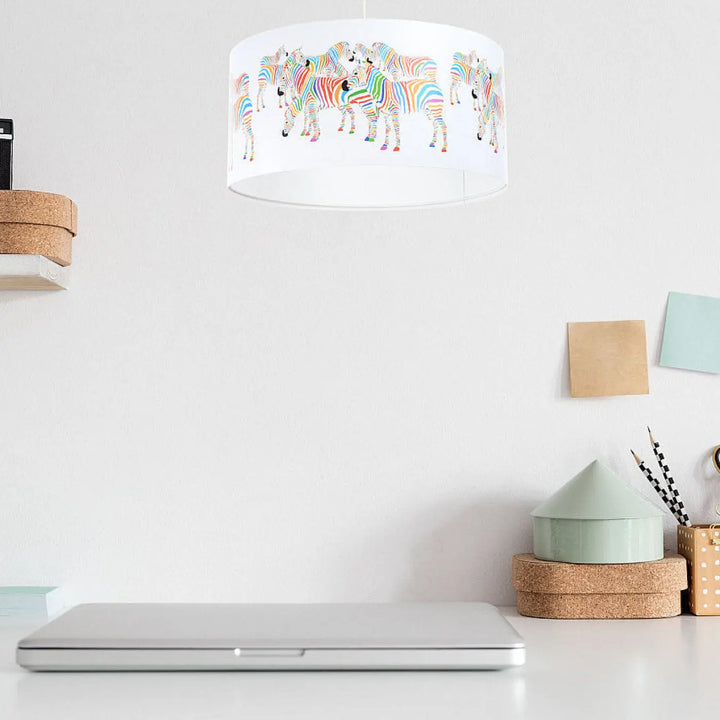 Suspension luminaire blanc avec abat-jour cylindrique orné de zèbres multicolores pour chambre d’enfants