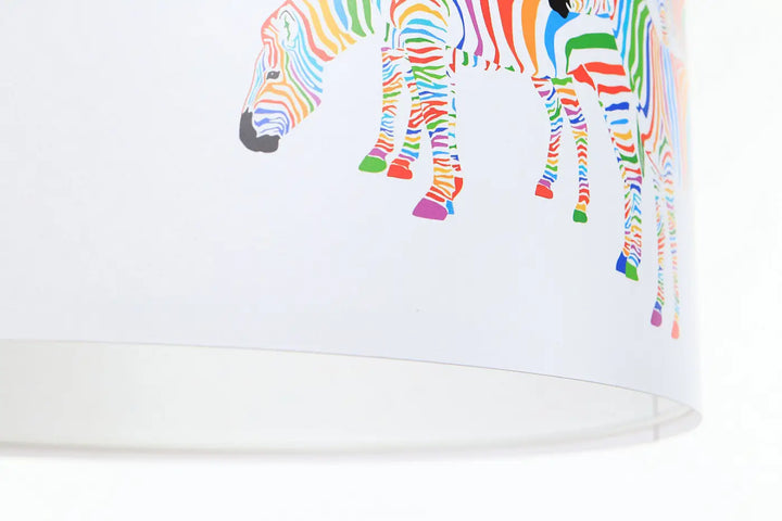 Suspension luminaire blanc avec abat-jour zèbres multicolores aux rayures arc-en-ciel vives et sabots colorés