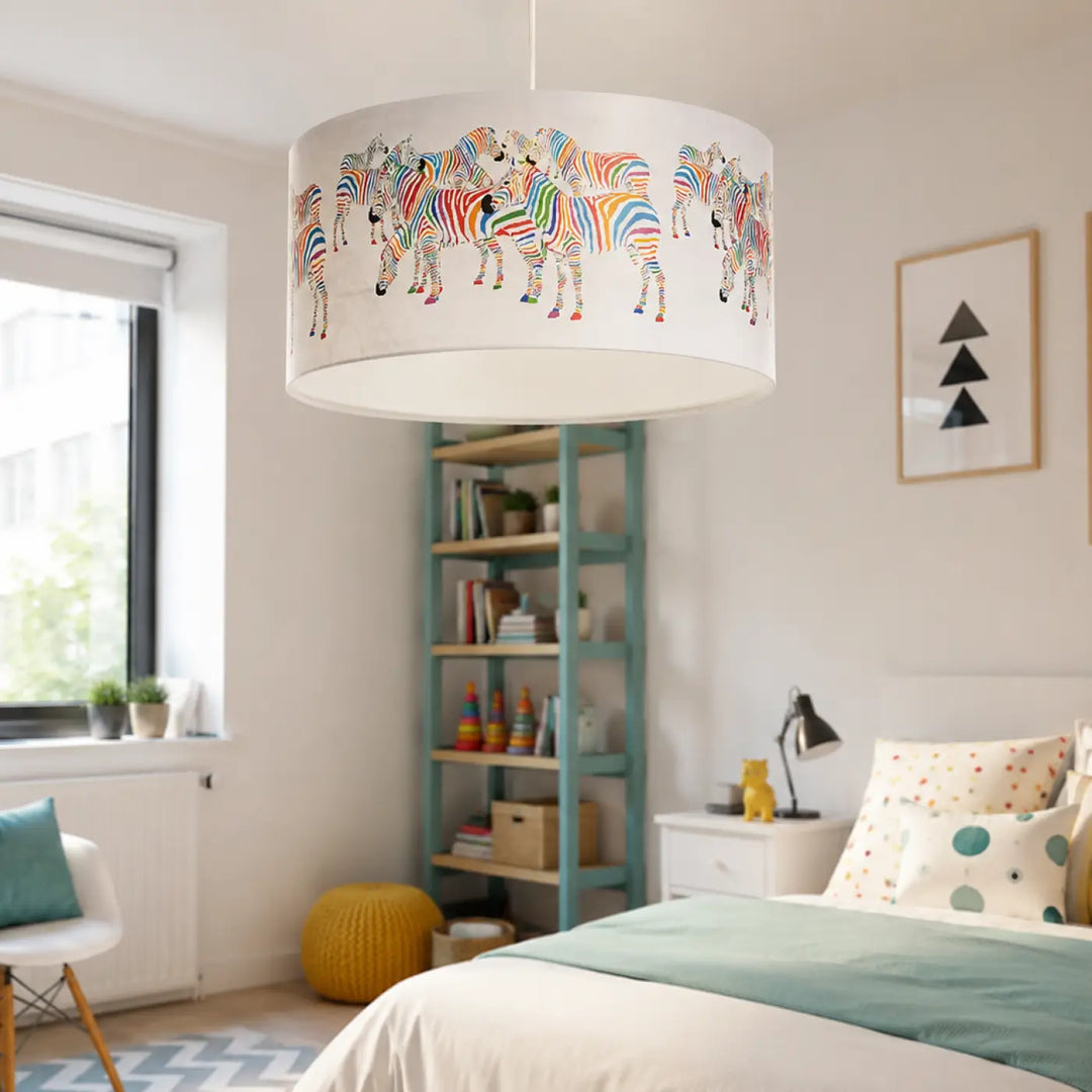 Suspension luminaire cylindrique blanc en tissu avec illustrations zèbres multicolores pour chambre d’enfant