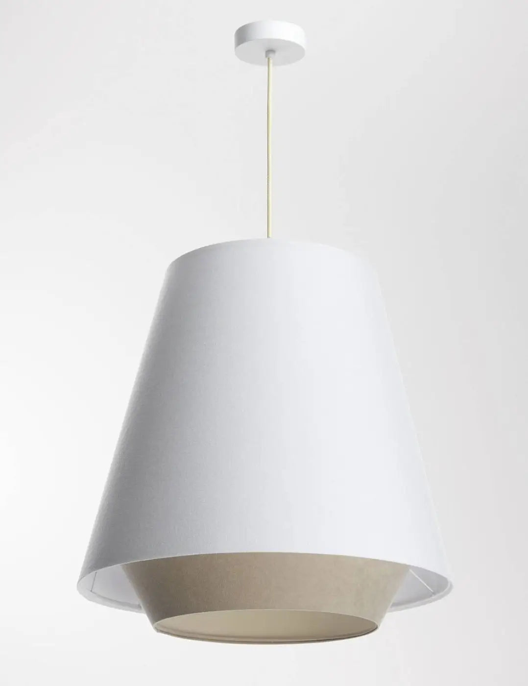 Suspension luminaire blanche doblo avec design minimaliste en forme conique blanche et bord intérieur beige