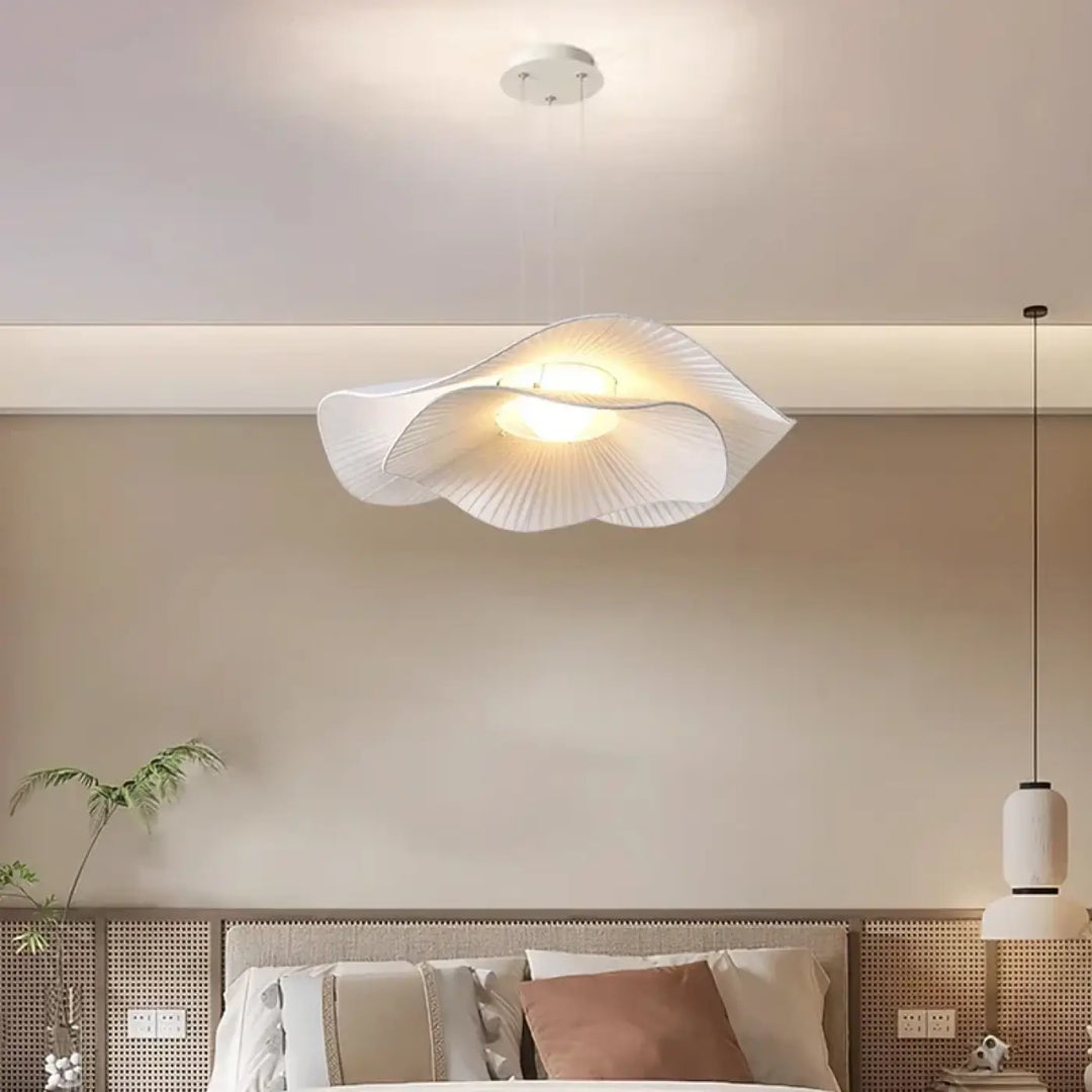 Suspension luminaire blanche avec deux abats jours courbés

