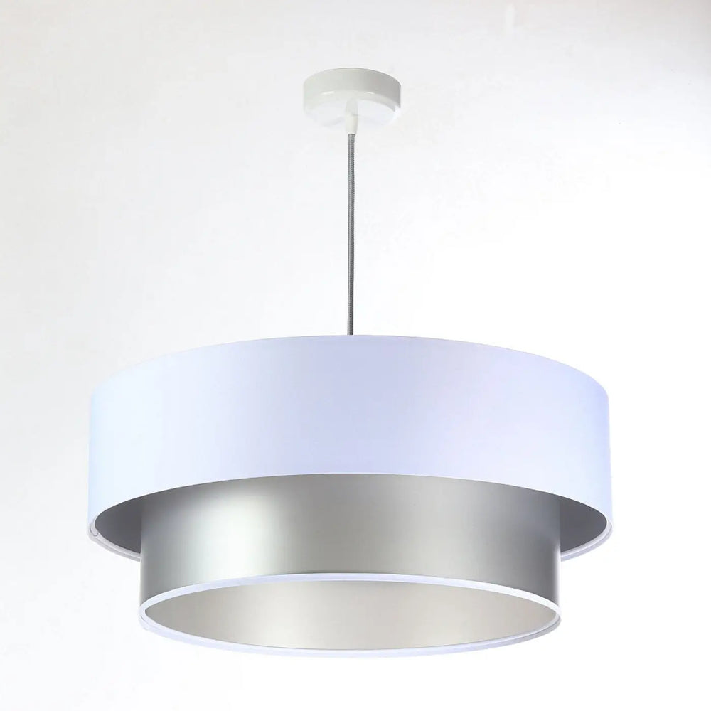 Suspension luminaire duo blanche et argent design moderne avec abat-jour blanc mat et anneau argent brossé suspendue par chaîne métallique