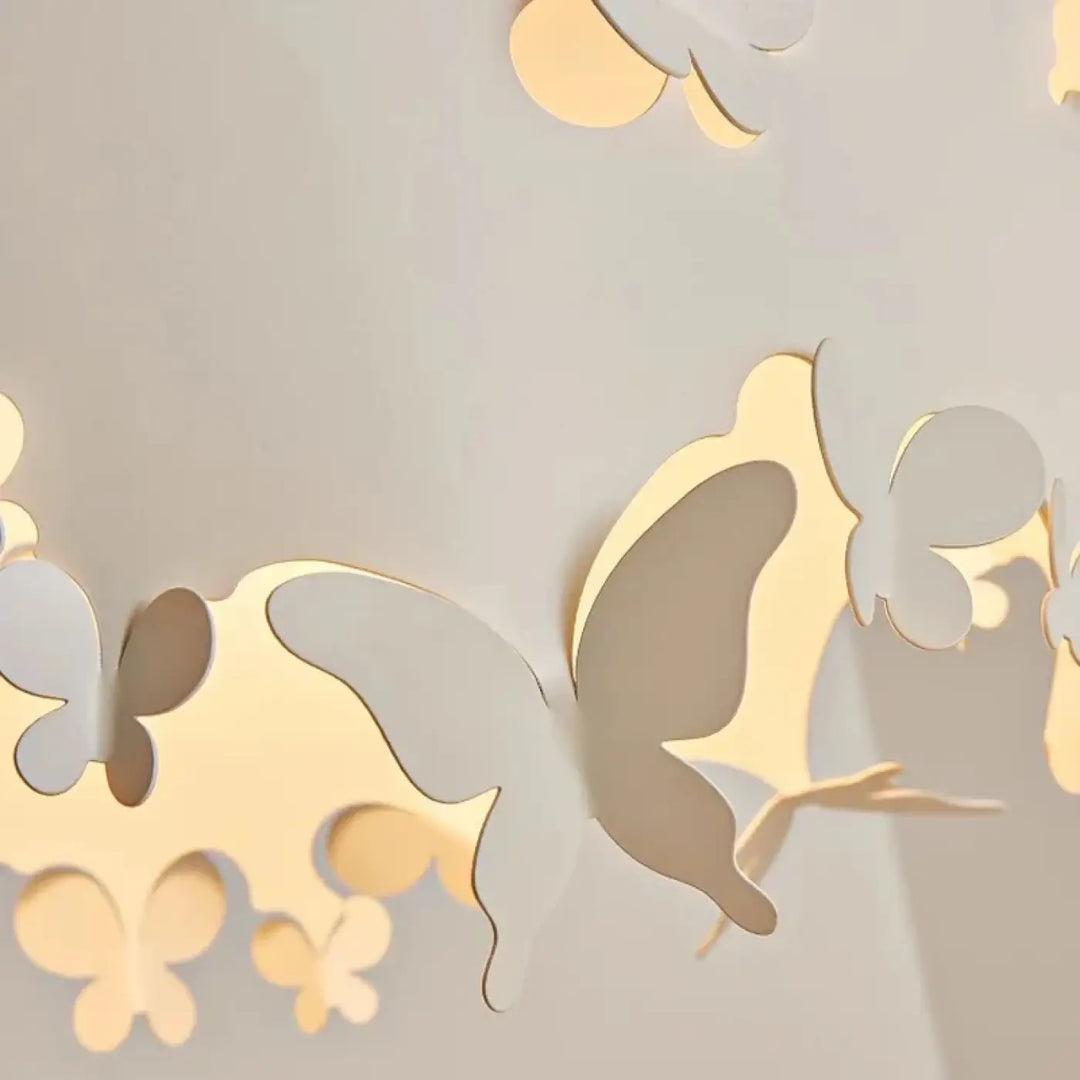 Suspension luminaire with gold and silver metallic butterfly wall decals for décoration intérieure au-dessus d’une table