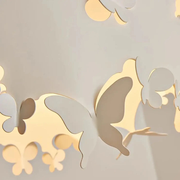 Suspension luminaire with gold and silver metallic butterfly wall decals for décoration intérieure au-dessus d’une table