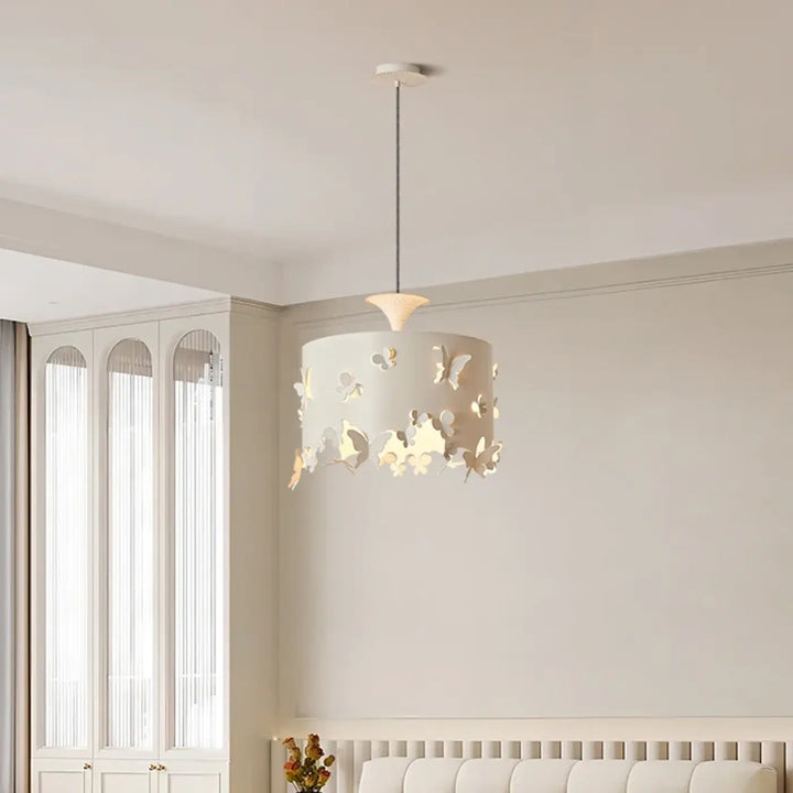 Suspension luminaire butelys avec abat-jour cylindrique ivoire orné de papillons pour décoration intérieure au-dessus d’une table