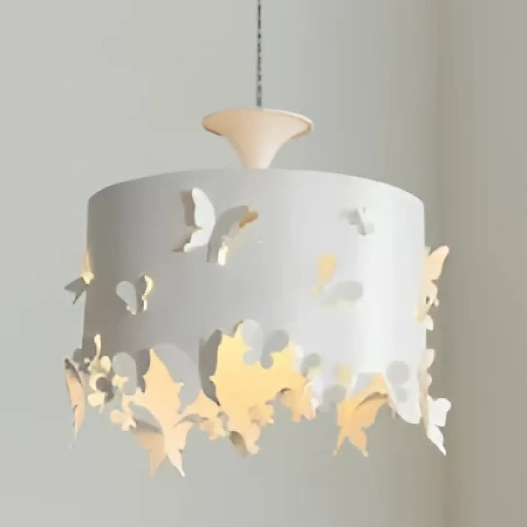 Suspension luminaire butelys blanc avec découpes papillon délicates et lumière chaude idéale pour décoration intérieure au-dessus d’une table