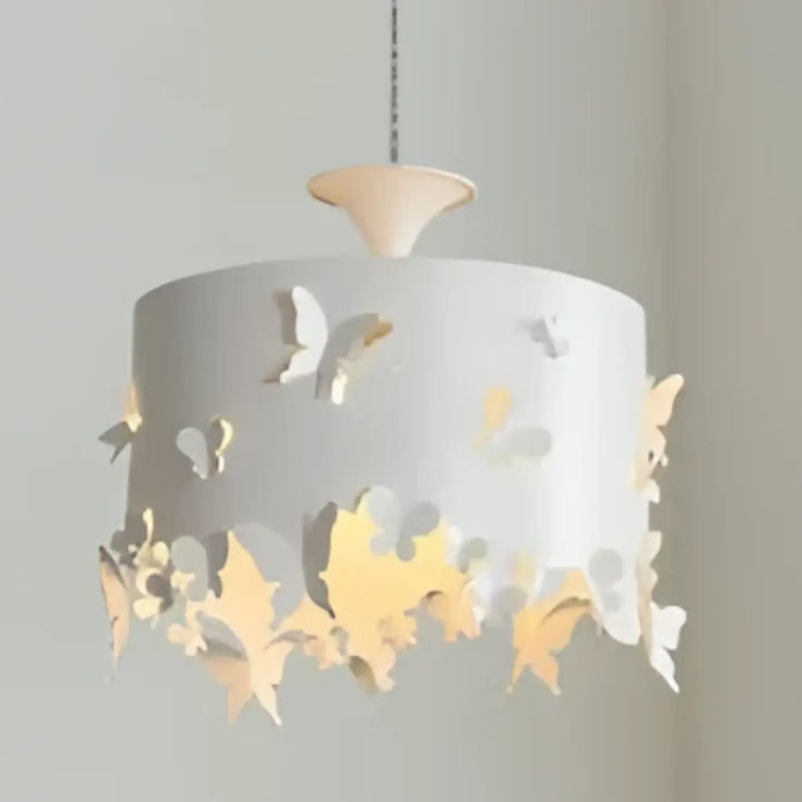 Suspension luminaire butelys blanc avec découpes papillon délicates et lumière chaude idéale pour décoration intérieure au-dessus d’une table