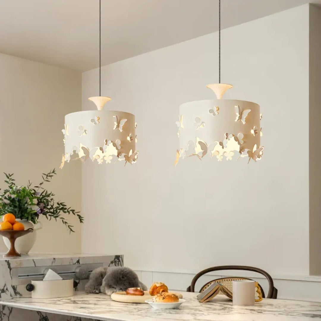 Suspension luminaire butelys blanche avec découpes papillon délicates pour décoration intérieure au-dessus d’une table