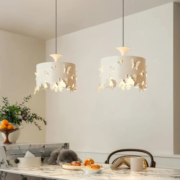 Suspension luminaire butelys blanche avec découpes papillon délicates pour décoration intérieure au-dessus d’une table