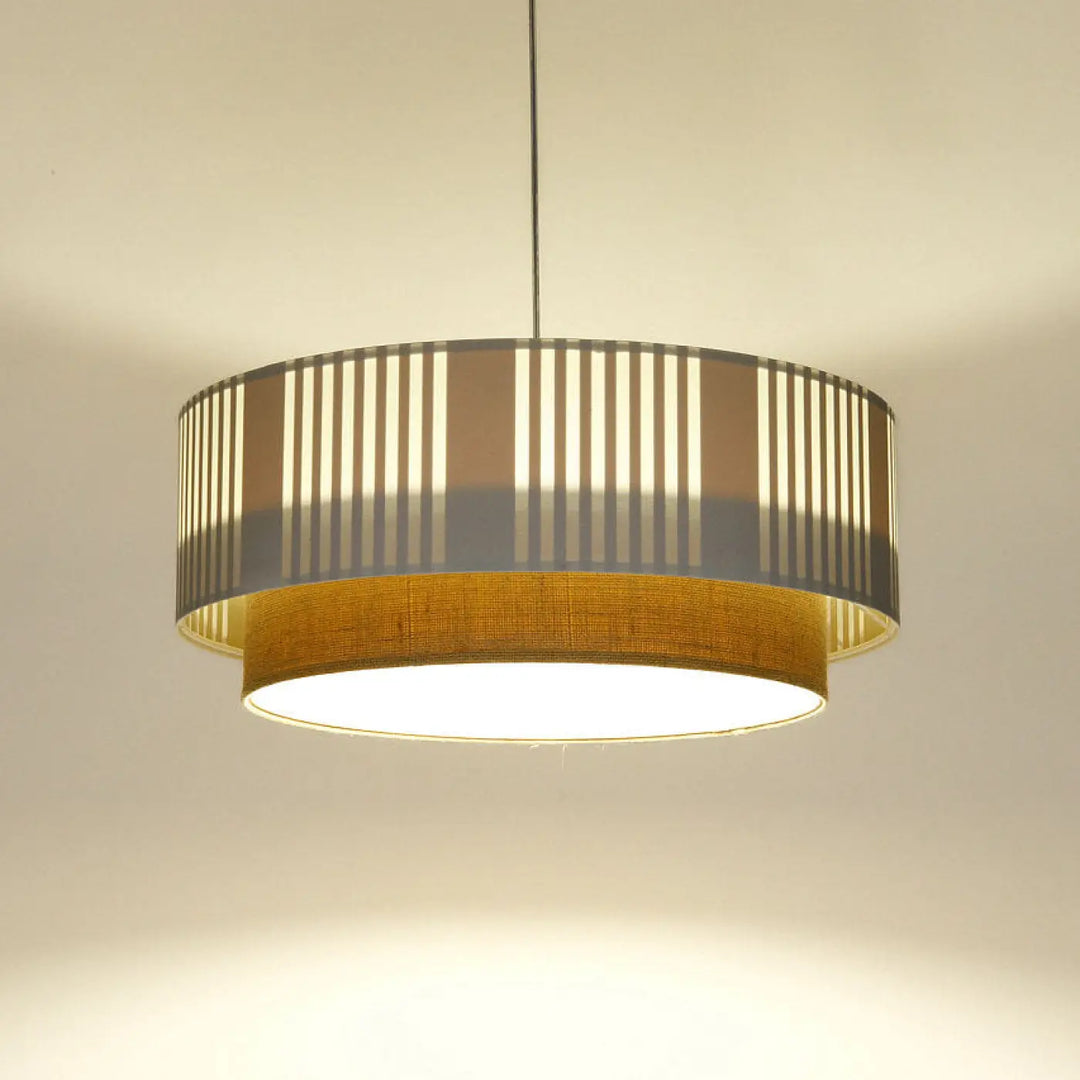 Suspension luminaire blanche duo lami line en tissu beige et blanc avec bandes dorées texturées et lattes verticales