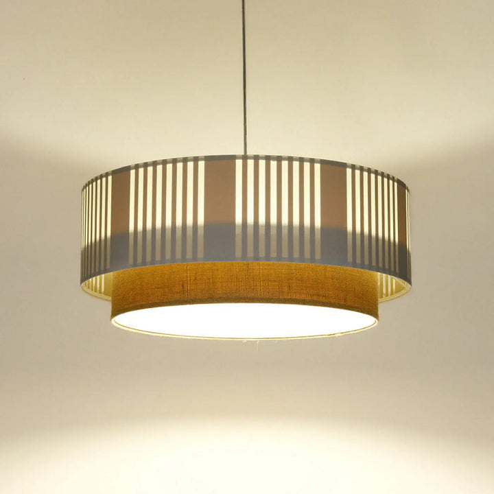 Suspension luminaire blanche duo lami line en tissu beige et blanc avec bandes dorées texturées et lattes verticales