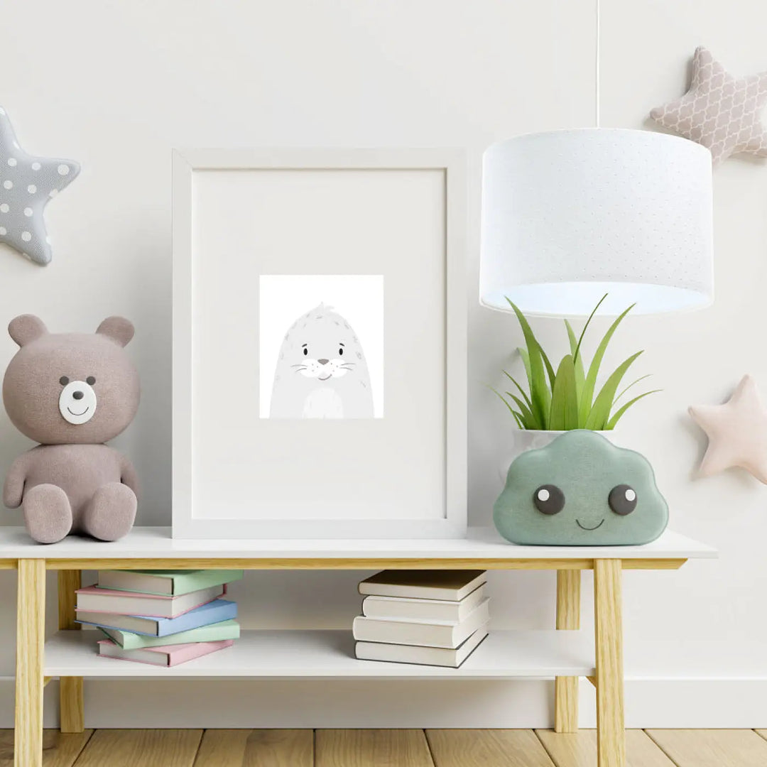 Print encadré blanc avec dessin de phoque cartoon gris et blanc pour suspension luminaire blanche classic jasmin
