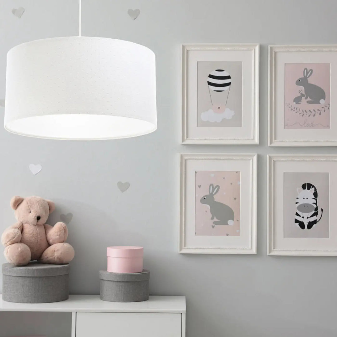 Suspension luminaire blanche cylindrique en blanc avec un éclairage doux et diffus pour un intérieur classique
