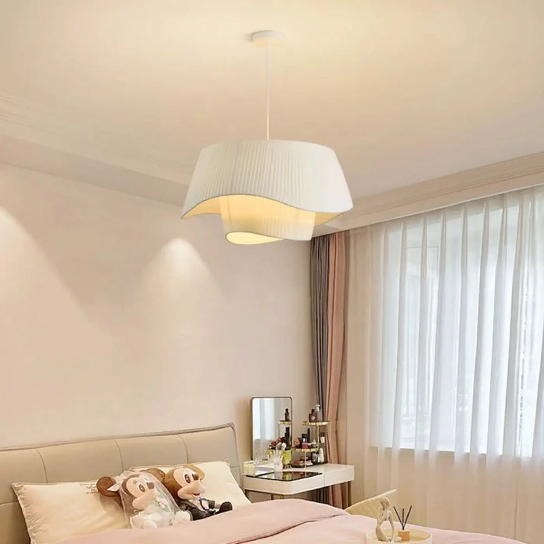Suspension luminaire blanche tusso en tissu blanc avec plissés modernes diffusant un éclairage chaud et doux