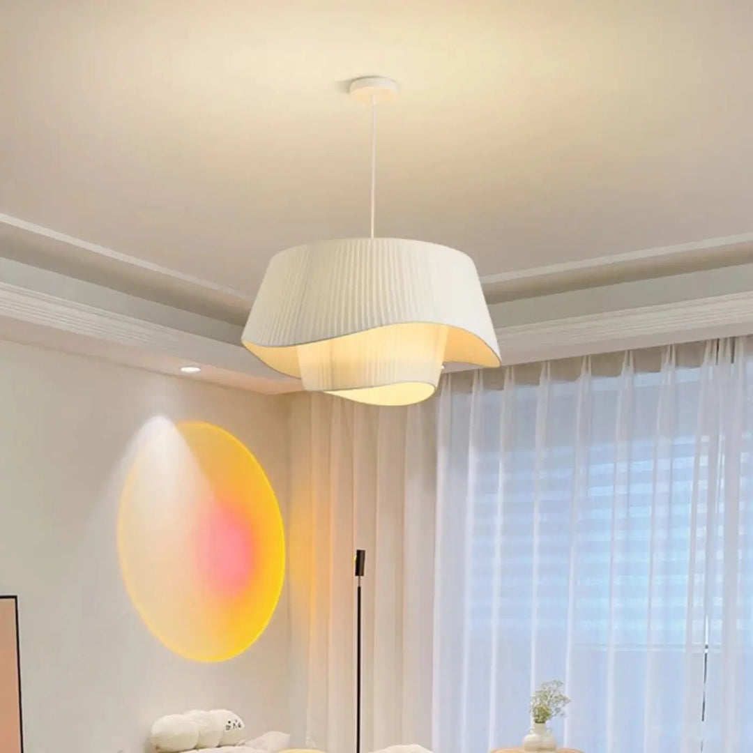 Suspension luminaire blanche tusso en tissu blanc plissé avec une lumière douce et chaleureuse pour choix d’un éclairage moderne