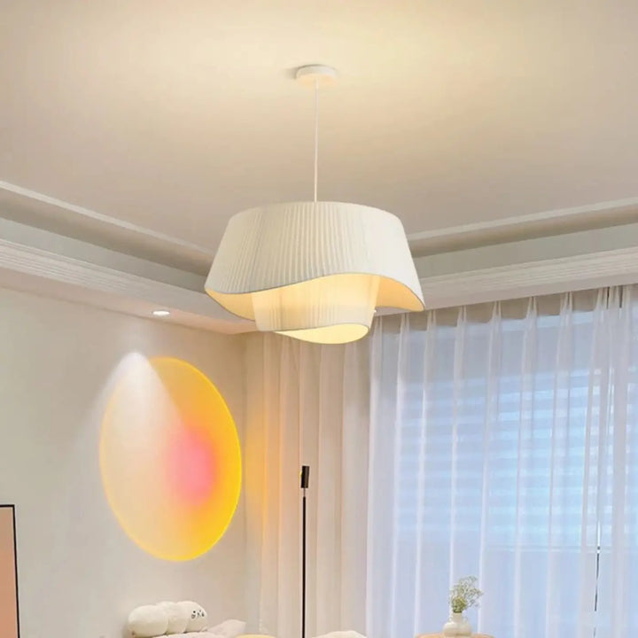 Suspension luminaire blanche tusso en tissu blanc plissé avec une lumière douce et chaleureuse pour choix d’un éclairage moderne