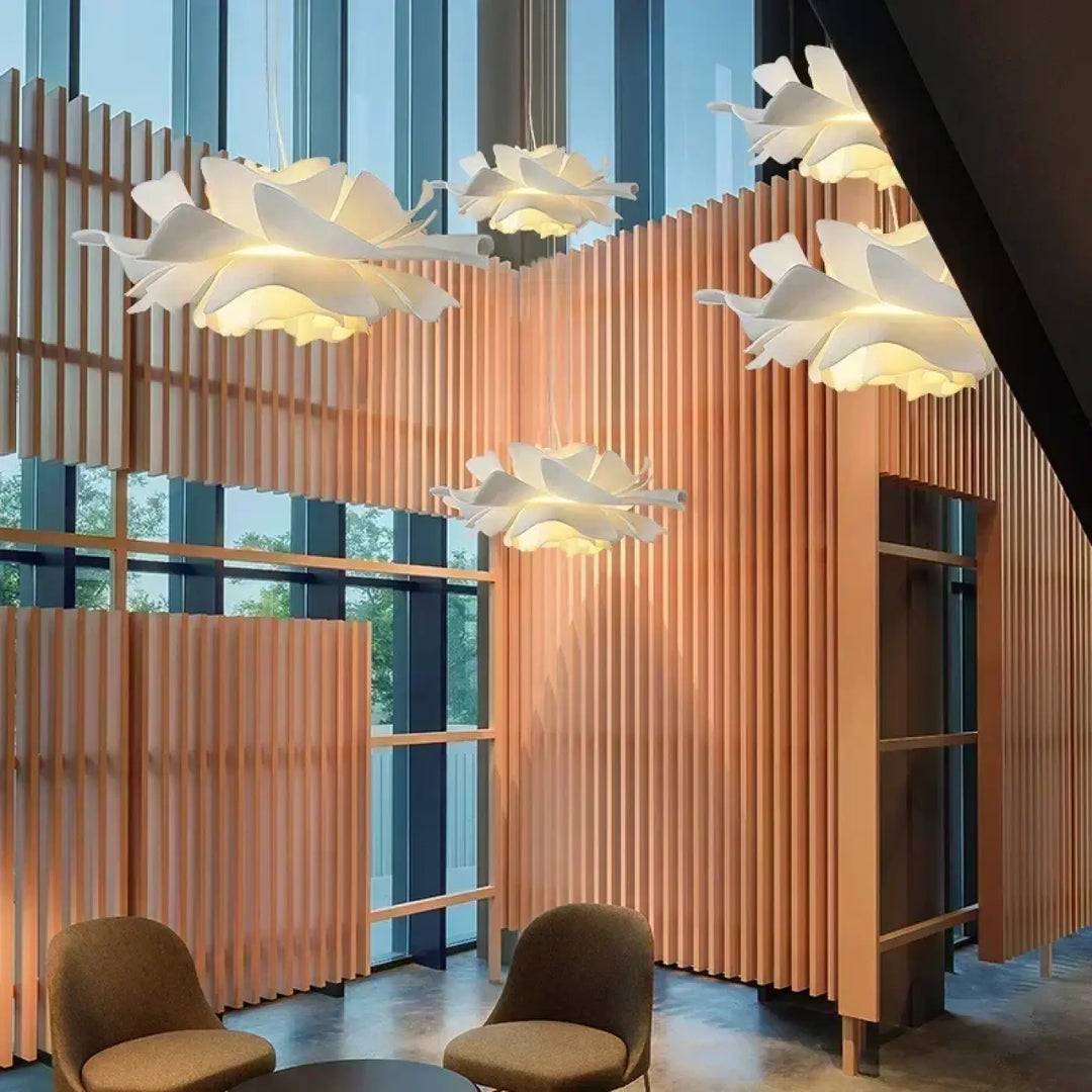 Suspension luminaire blanche en forme de fleur pour salon

