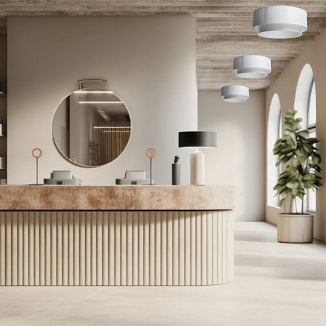 Béton beige texturé avec panneaux nervurés verticaux sous suspension luminaire blanche duo lami line blanc gris