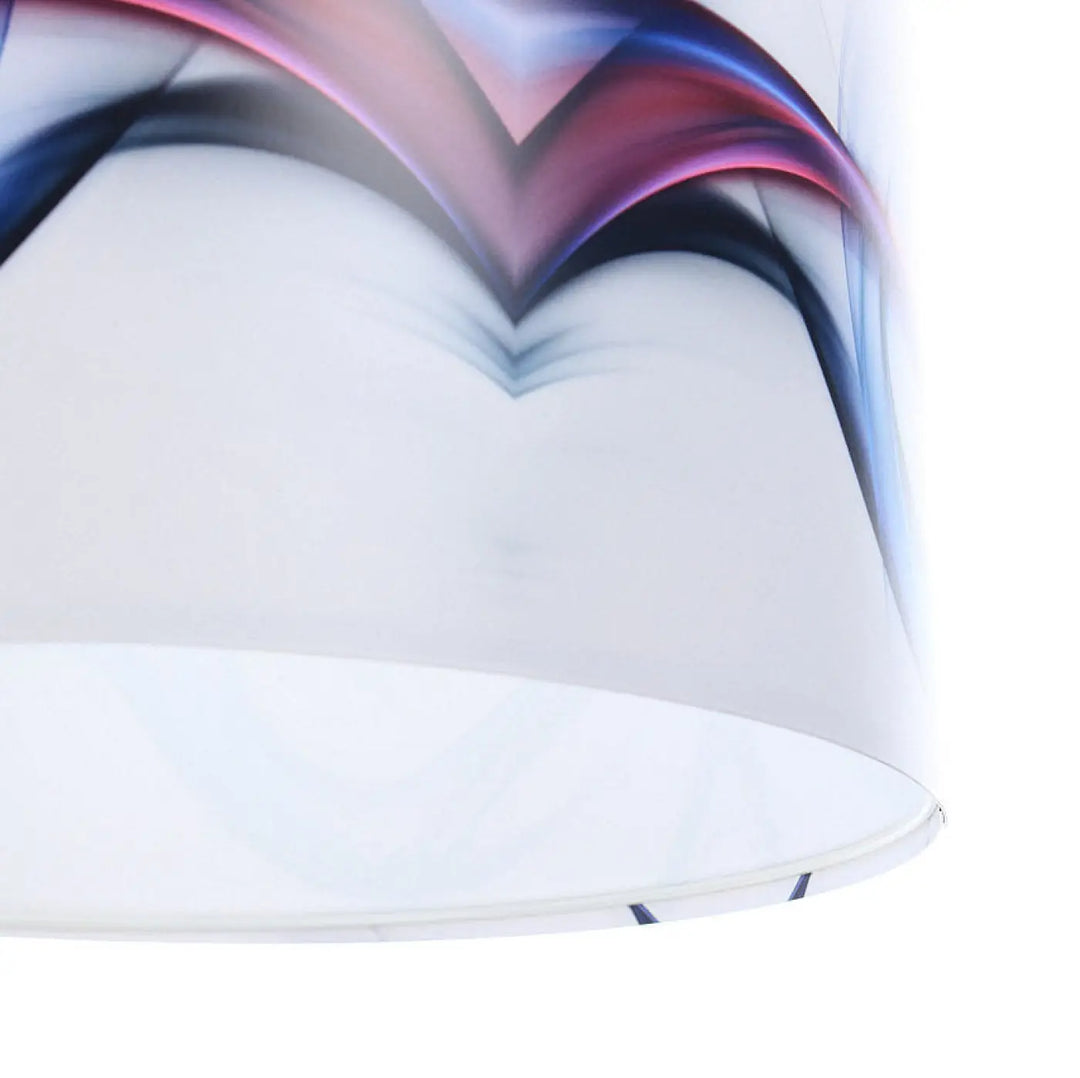 Suspension luminaire blanche avec abat-jour en tissu blanc orné de motifs abstraits en violet rose et bleu multicolore