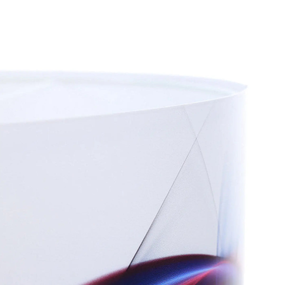Suspension luminaire blanche cylindrique translucide avec motif géométrique et liquide rouge à la base multicolore