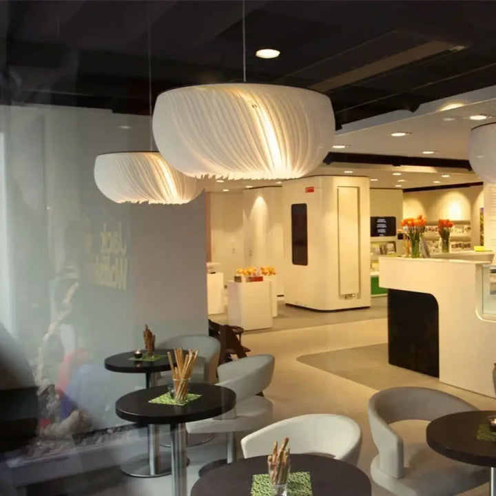 Suspension luminaire blanche plissée design moderne

