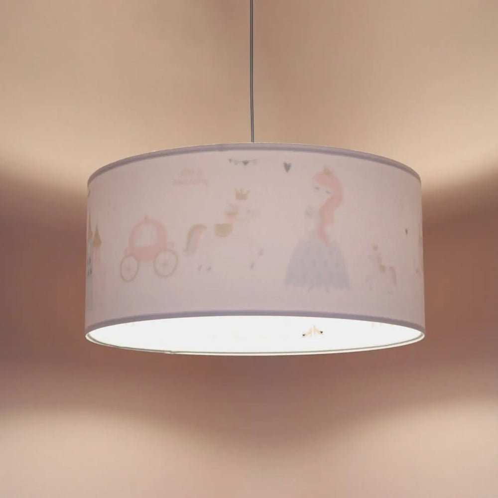 Suspension luminaire rose pastel avec abat-jour cylindrique illustré de princesse, licornes et calèches dans des tons doux