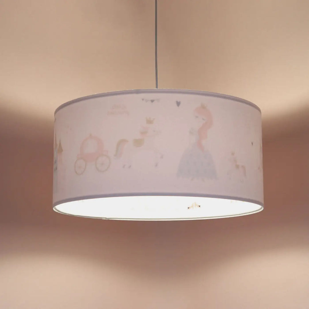 Suspension luminaire rose pastel avec abat-jour cylindrique illustré de princesse, licornes et calèches dans des tons doux