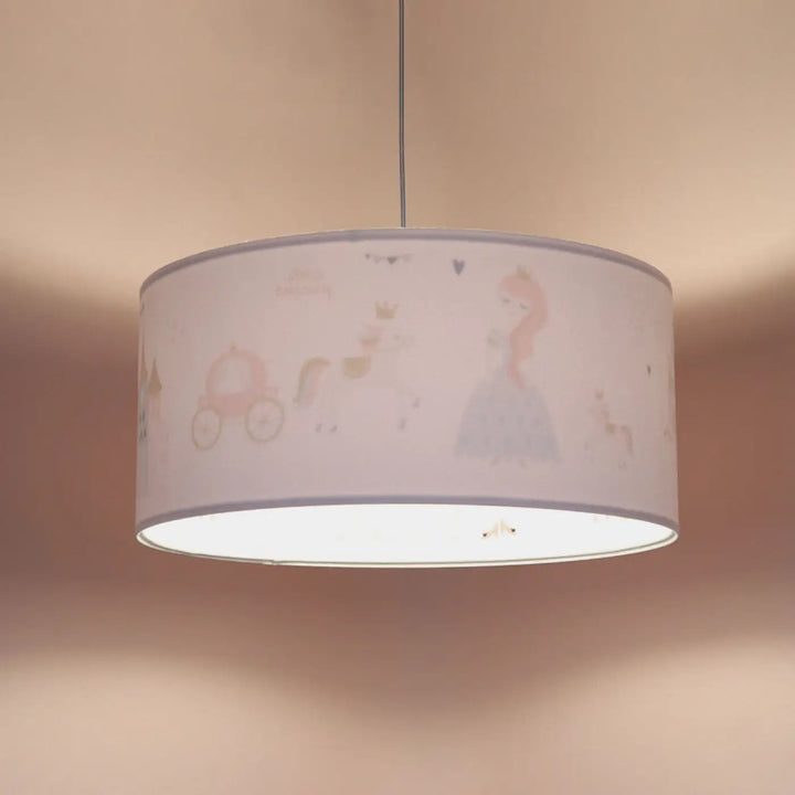 Suspension luminaire rose pastel avec abat-jour cylindrique illustré de princesse, licornes et calèches dans des tons doux
